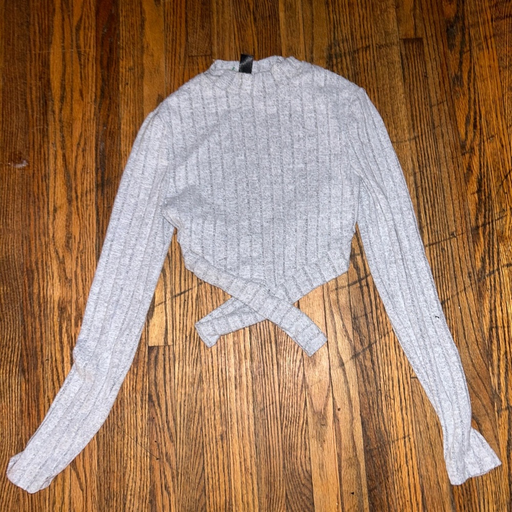 grey ribbed knit shirt
